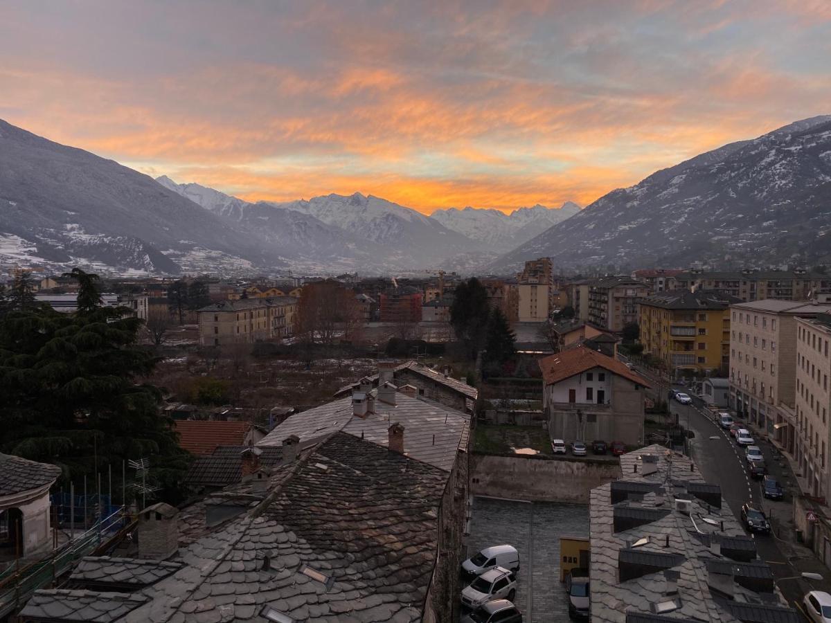 Mansarda Del Sole, Nel Cuore Di อาออสตา ภายนอก รูปภาพ